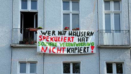 Mieter der Immobilie Großgürschenstraße Ecke Katzlerstraße in Berlin-Schöneberg protestieren gegen den Verkauf des Hauses. Archivbild vom 8. August 2014.