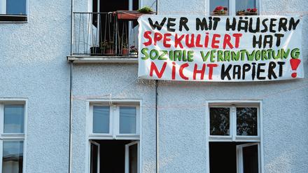 Mieter der Großgörschenstraße Ecke Katzlerstraße in Berlin-Schöneberg protestieren gegen den Verkauf ihres Hauses, das bislang dem Bund gehörte.