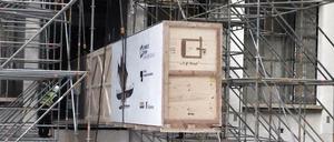 Behutsam wurde die vier Tonnen schwere Kiste in den ersten Stock des Humboldt-Forums gehievt.