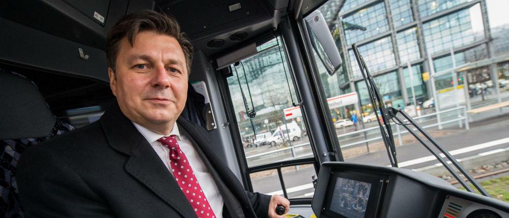 Gibt die Richtung vor und ist ein Freund des Nahverkehrs: Stadtentwicklungssenator Andreas Geisel im Führerhaus einer Straßenbahn.