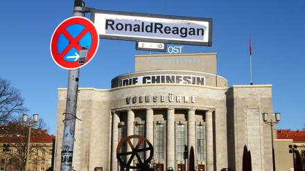 Auch nur ein Mann: mit "Ronald Reagan" überklebte Straßenschilder am Rosa-Luxemburg-Platz.
