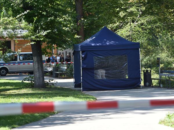Beamte der Spurensicherung sichern in einem Faltpavillon Spuren am Tatort. 