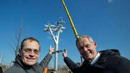 Berlins Regierender Bürgermeister Michael Müller (l.) und IGA-Geschäftsführer Christoph Schmidt freuen sich über den ersten Seilbahn-Mast.