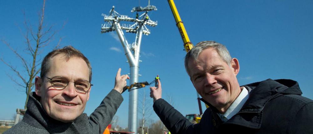 Berlins Regierender Bürgermeister Michael Müller (l.) und IGA-Geschäftsführer Christoph Schmidt freuen sich über den ersten Seilbahn-Mast.