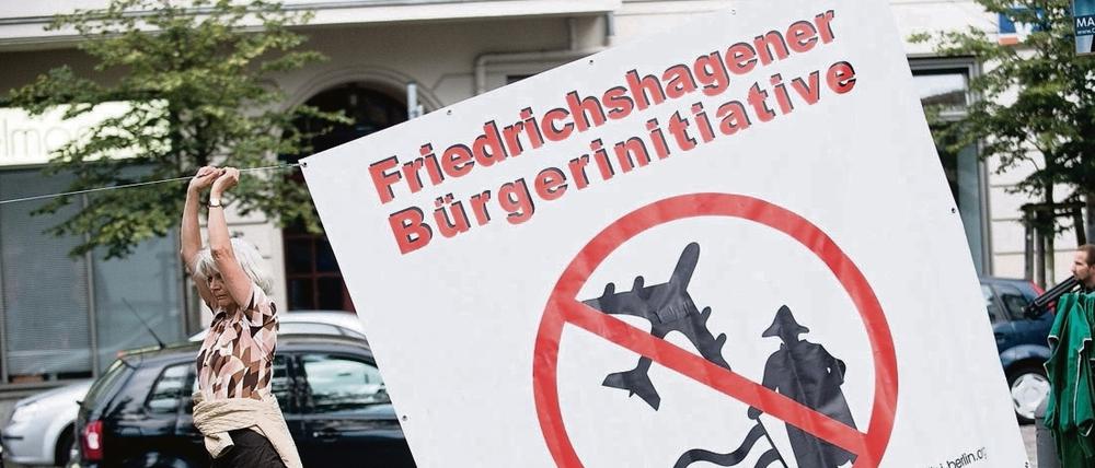 Eine Teilnehmerin einer Demonstration gegen die geplante Flugrouten für den Flughafen Berlin Brandenburg.