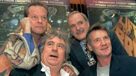 Satiriker und Publikumsmagneten: Vier Monty Pythons im Jahr 2009 vor einem Plakat für den Film "Life of Brian", der auch in der Kreuzberger Passionskirche gezeigt wurde.