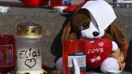 Nachbarn des ermordeten Elias haben vergangenen November in der Nähe von dessen Wohnung im Potsdamer Stadtteil "Am Schlaatz" Plüschtiere und Kerzen zum Gedenken aufgestellt. 