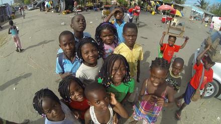 Hallo, ihr! Mosambikaner lieben Kinder. 