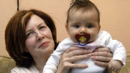 Annegret R. hat nun 17 Kinder. Hier ein Foto mit ihrer Tochter Lelia am 03.11.2005 in ihrem Haus in Berlin-Spandau. Schon damals hatte sie als 55-jährige Mutter Aufmerksamkeit erregt. Für Lelia hatte der damalige Bundespräsident Horst Köhler die Patenschaft übernommen. 