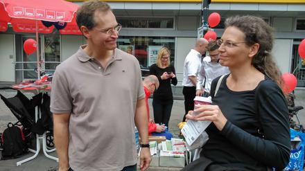 Senator Müller im Straßenwahlkampf und im Polohemd