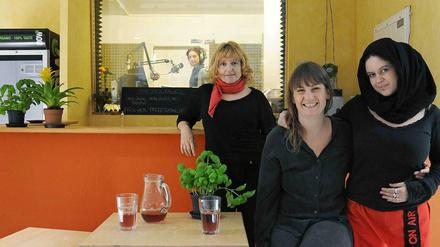 Auf Sendung. Chefredakteurin Brigitta Gabrin, Paula von Lengerlcen und Jessica-Sarah Didier (von links) von Radio multicult.