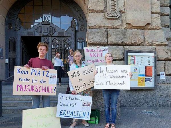 Für die Musikerziehung. Anlässlich der BVV-Sitzung forderten Eltern vor dem Rathaus Charlottenburg, dass die Musikschule City West im Rathaus Schmargendorf bleiben darf.
