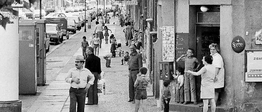 Auf der Muskauer Straße in Berlin-Kreuzberg flanieren Anwohner 1973.