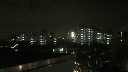 Blendet sogar auf dem Foto: Anwohner fühlen sich von dem grellen Licht eines Wohnblocks im Märkischen Viertel gestört.