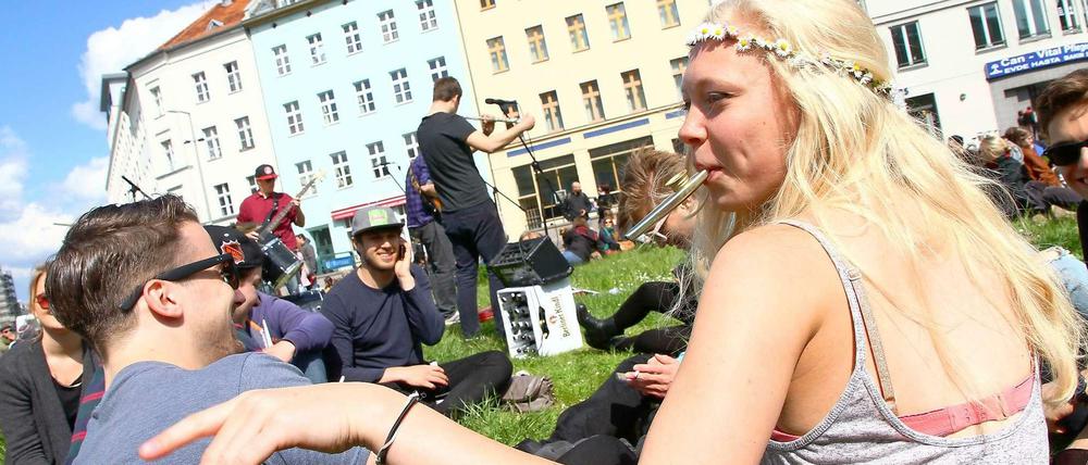 Schätzungsweise 44.000 Menschen tummelten sich am 1. Mai auf dem Myfest in Kreuzberg - und doch fand sich immer wieder ein Plätzchen zum Entspannen.