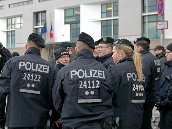 Mit einem Großaufgebot an Polizisten wird die französische Botschaft bewacht.