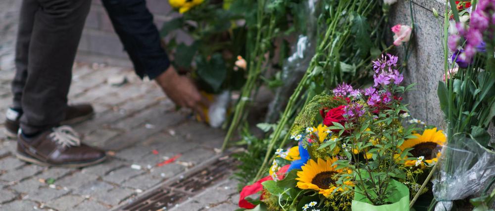 Im Gedenken an die Opfer werden seit Tagen Blumen vor der Paula-Fürst-Schule abgelegt