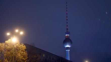Die Spitze des Berliner Fernsehturms leuchtete am Dienstagabend in den Farben Frankreichs. Weltweit erstrahlen bekannte Gebäude nach den Anschlägen von Paris in den Farben der Trikolore.