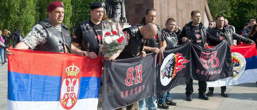 Angehörige des russischen Motorradclubs gedenkenam am Sowjetischen Ehrenmal in Treptow dem Kriegsende.