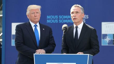 US-Präsident Donald Trump und Nato-Generalsekretär Jens Stoltenberg während der Eröffnungszeremonie des neuen Nato-Hauptquartiers. 