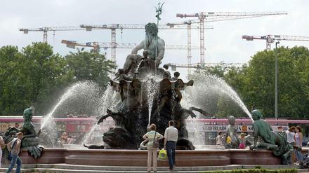 Neues am Neptunbrunnen vor dem Roten Rathaus. Bürger sollen über die Historische Mitter Berlins diskutieren.
