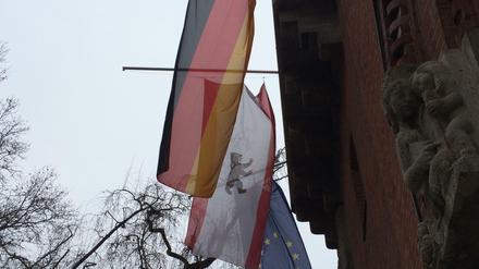Die Flaggen an der Wilmersdorfer Paula-Fürst-Schule hängen auf Halbmast - wie schon nach dem Anschlag in Nizza.