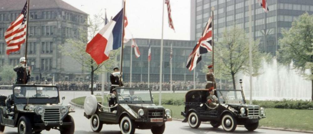Mittendrin: die Franzosen. Berlin-Charlottenburg, 1980, Ernst-Reuter-Platz. Die Alliierten drehen mal wieder 'ne Runde durch die Stadt.