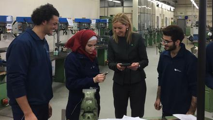 In der Ausbildungswerkstatt: Kerstin Oster aus der Geschäftsführung (re.) mit Weam Shaeb und ihren neuen Kollegen.