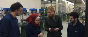 In der Ausbildungswerkstatt: Kerstin Oster aus der Geschäftsführung (re.) mit Weam Shaeb und ihren neuen Kollegen.