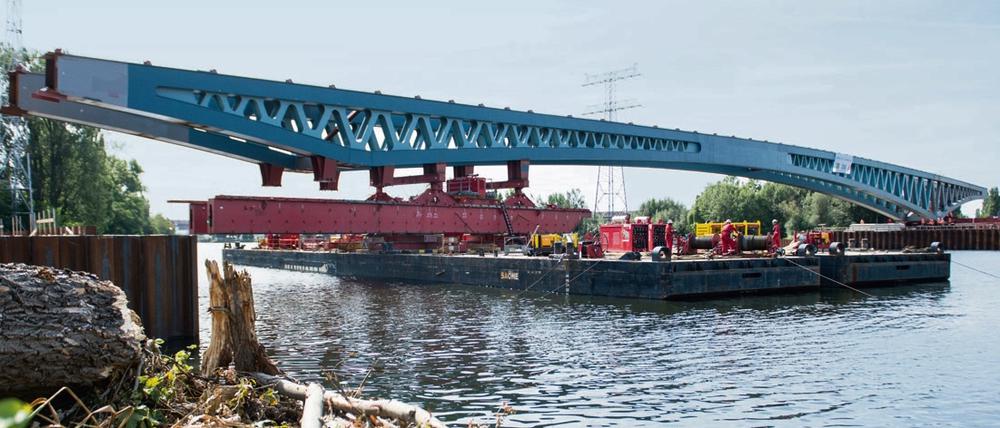 Die Brückenteile für die neue Spreebrücke wurden über den Fluss geschoben, dieses Bild entstand im Sommer 2015.