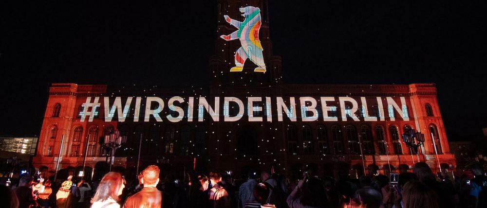 Beim Festival of Lights am Roten Rathaus präsentiert: der neue Slogan "Wir sind ein Berlin".