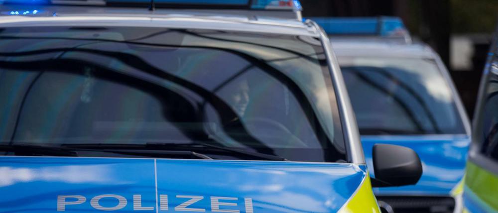 Ohne Kratzer: Neue Polizeiwagen auf der Straße.