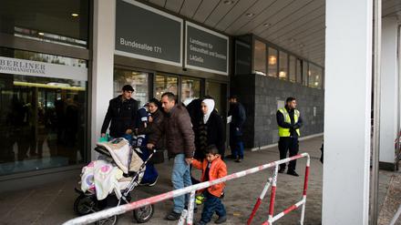 Eine Flüchtlingsfamilie an der neuen Berliner Erstaufnahmeeinrichtung des LaGeSo in der Bundesallee ein. 