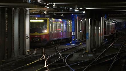 Unterwegs im Gleis. Ein Mann soll in den Nord-Süd-Tunnel der S-Bahn gelaufen sein.