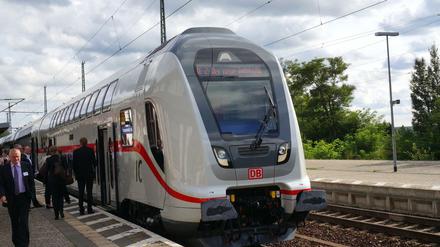 Ein doppelstöckiger Intercity-Zug der Deutschen Bahn AG wird am 23.09.2015 in Potsdam (Brandenburg) bei einem Pressetermin vorgestellt. Die ersten Doppelstockzüge kommen mit dem Fahrplanwechsel am 13. Dezember zum Einsatz.