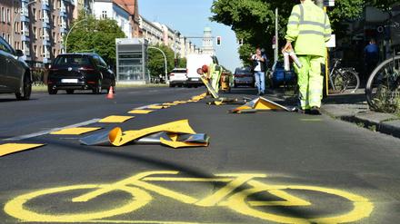 Bauarbeiter richten im Mai einen temporären Radweg auf der Frankfurter Allee ein. 