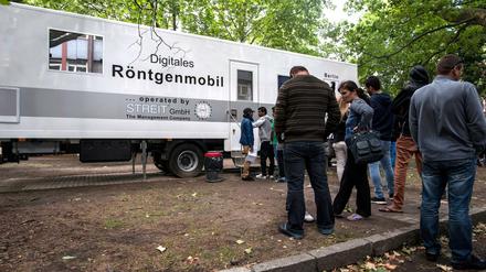 Flüchtlinge in Gemeinschaftsunterkünften müssen sich auf Tuberkulose untersuchen lassen. In Moabit gibt es dafür einen Röntgenbus.
