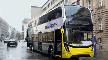 Am Mittwoch hat die britische Firma Alexander Dennis ihren Bus "Enviro 500" vor der britischen Botschaft in Berlin vorgestellt.