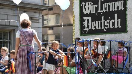 Deutschschüler feiern während der Steuben-Parade in New York. 