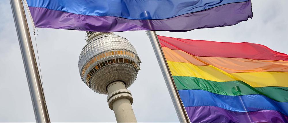 Regenbogenflaggen werden vor dem Fernsehturm am Roten Rathaus gehisst.
