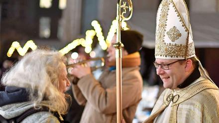 Da ist er ja, der Nikolaus, beim Besuch auf dem Weihnachtsmarkt an der St.-Hedwigs-Kathedrale. 