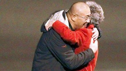 Der 46-jährige Kenneth Bae ist in Südkorea geboren. Der Missionar würde als evangelikaler Prediger von Nordkorea zu einer jahrelangen Haftstrafe in einem Arbeitslager verurteilt. Das Regime in Pjöngjang warf dem Mann vor, einen "religiösen Umsturz" geplant zu haben. Nun ist der in der Haft erkrankte Mann wieder zu Hause. Das Foto zeigt ihn bei seiner Ankunft in den Armen seiner Mutter. 