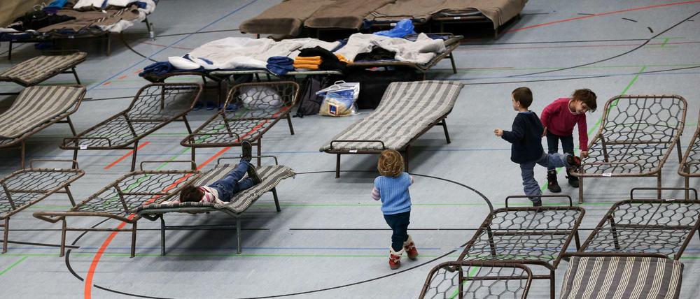 Viele Flüchtlinge müssen immer noch in den als Notunterkünften umfunktionierten Turnhallen leben.