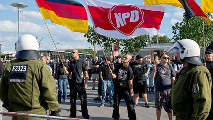 Anhänger der NPD demonstrieren am 24. August 2013 in Berlin-Hellersdorf gegen das dort neu eingerichtete Flüchtlingswohnheim. 