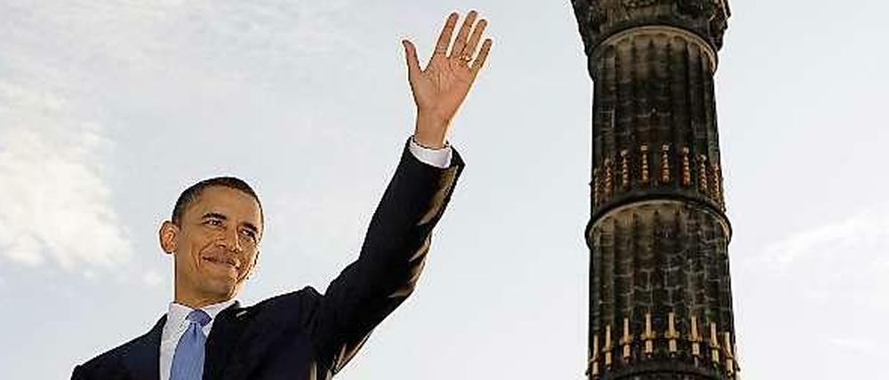 Der damalige Präsidentschaftskandidat der US-Demokraten, Barack Obama, verabschiedet sich am 24.07.2008 an der Siegessäule in Berlin nach seiner Rede von den Zuhörern.