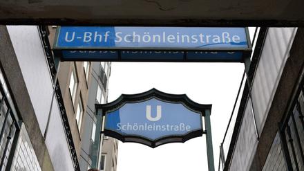 Im Bahnhof Schönleinstraße hatten am 24.12.2016 sieben Männer versucht, einen auf einer Bank schlafenden Obdachlosen anzuzünden. 