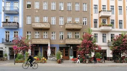 Gründerzeitfassaden, teils frisch renoviert, Rotdorn und Cafés: Eine beliebte Wohn- und Flanierstraße ist die Odenberger Straße am Mauerpark geworden.