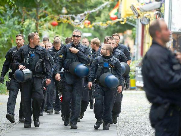 Polizisten auf dem Weg ins Einsatzgebiet rund um die Gerhart-Hauptmann-Schule in der Ohlauer Straße.