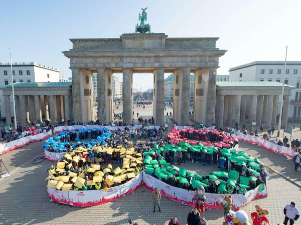 Werbeaktion vor dem Brandenburger Tor mit 600 Berliner Schülern: "Das lebende olympische Band"