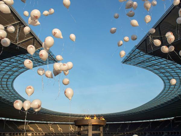 Berlin ließ erst spät die ersten Kampagnen-Ballons steigen wie hier im Olympiastadion.